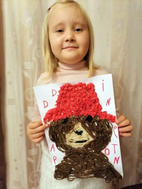 Dziewczynka trzyma prazcę plastyczną Miś Paddingtonn