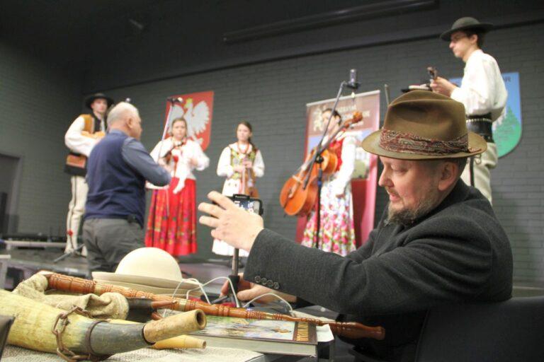 Joszko Broda przy instrumentach, Janicki w tle