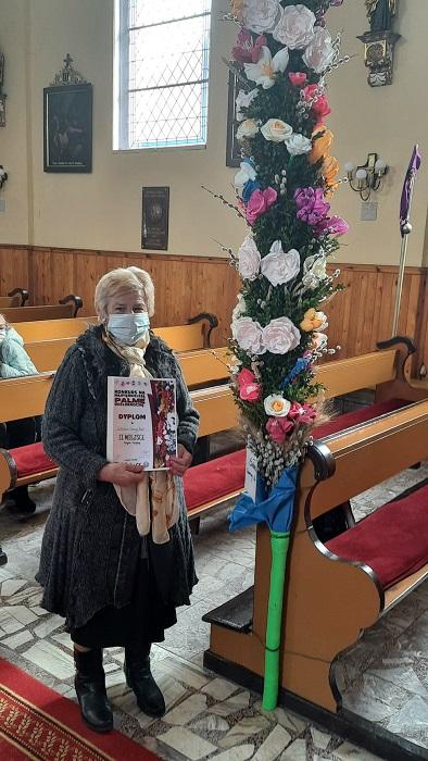 Pani z Sołectwa Czarny Bór przy palmie wielkanocnej - II miejsce w kategorii "Instytucje"