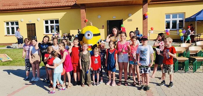 Grupa dzieci z Grząd z wielką maskotką Minionka