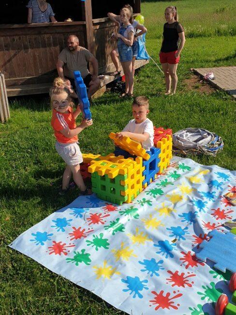 Dzieci bawiące się na pikniku z okazji dnia dziecka w Jaczkowie 
