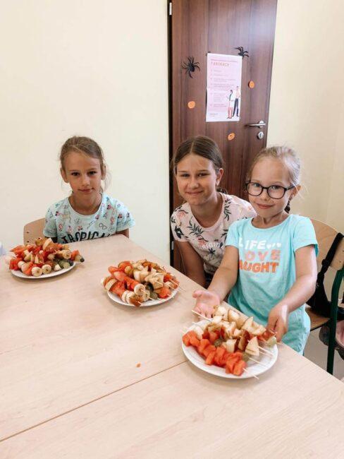 Dzieci z Grząd i talerze z szaszłykami owocowymi