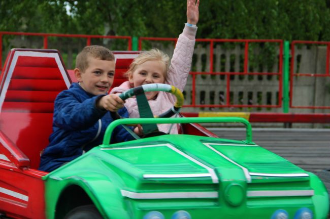 Gminny Dzień Dziecka, dzieci jeżdżą w samochodach elektrycznych