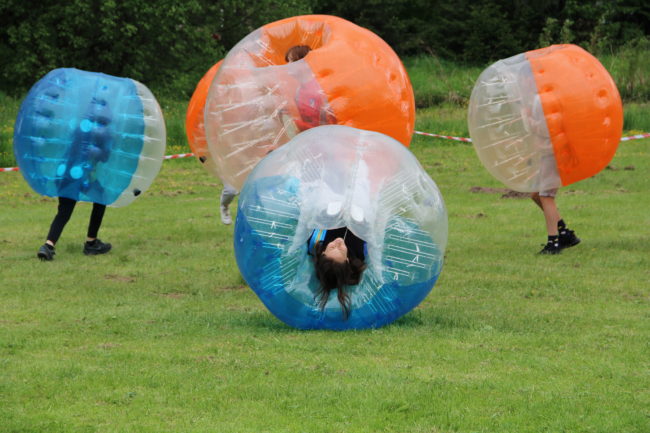 Gminny Dzień Dziecka, dzieci grają w bubble ball