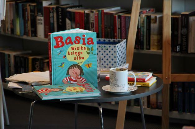 Książki o Basi na stoliku