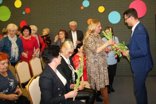 Wicemarszałek Województwa Dolnośląskiego wręcza kwiaty Pani Przewodniczącej Rady Powiatu Wałbrzyskiego
