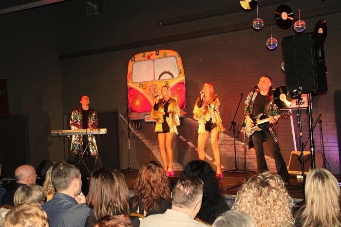 Zespół S.O.S ABBA COVER SHOV na scenie w B+CK z okazji Dnia Kobiet