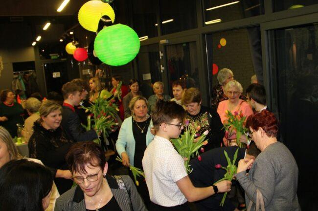 Uczniowie GZSP wręczają kwiaty Paniom
