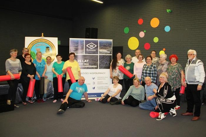 Studenci UTW biorący udział w zajęciach ruchowych w ramach projektu "Senioralna Akademia Kultury"