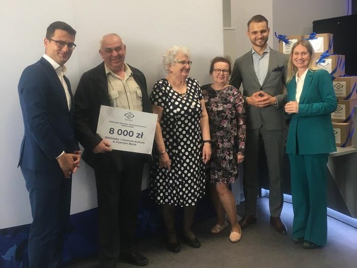 Dyrektor B+CK oraz przedstawiciele KGW odbierają czek od Prezesa WSSE Invest-Park