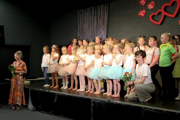 Grupa taneczna i grupa teatralna wraz z instruktorami na scenie w B+CK
