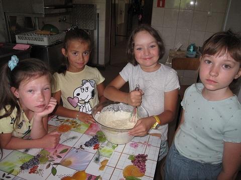 dziewczynki mieszają ciasto