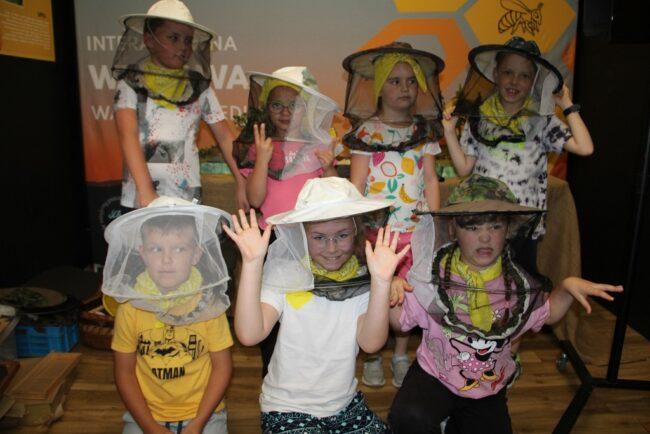 dzieci w kapeluszach pszczelarskich