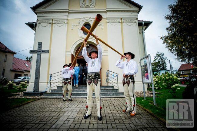 Kapela Góralska Janicki gra na trombitach