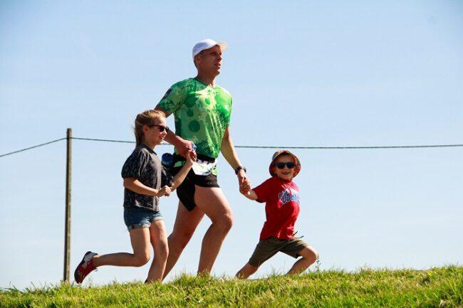 Uczestnik półmaratonu ze swoimi dziećmi
