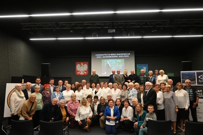 Studenci UTW na wspólnym zdjęciu
