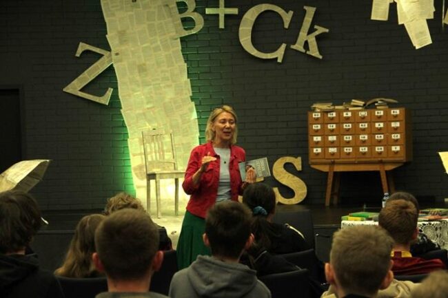 Pisarka Ewa Nowak przemawiająca do młodzieży