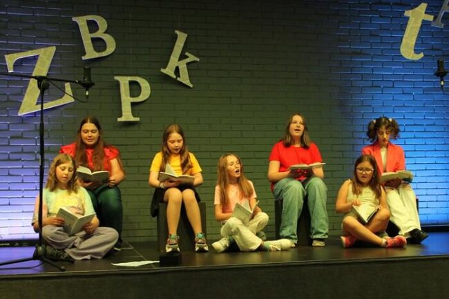Zespół dziecięcy Nutki Kawki podczas występu na otwarcie Tygodnia Bibliotek