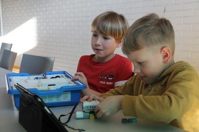 Dzieci tworzące roboty na zajęciach z robotyki