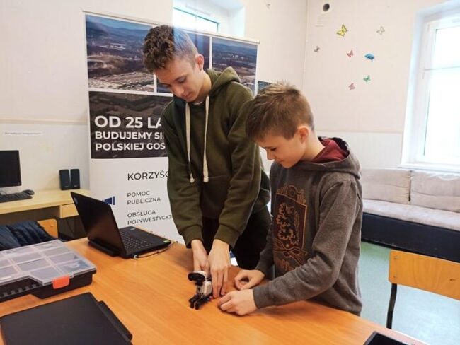 Dzieci tworzące roboty na zajęciach z robotyki