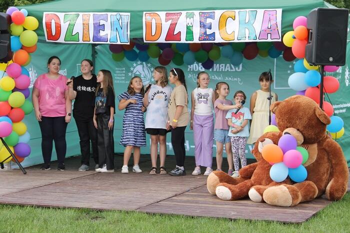 Zespół wokalny Nutki Kawki występujący podczas gminnego dnia dziecka 2024