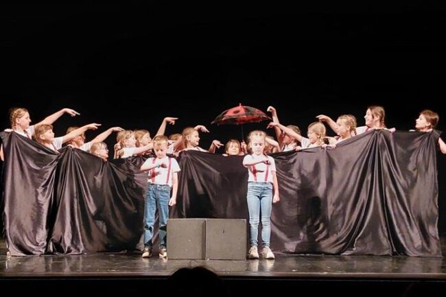 Grupa teatralna I MORELE BĘC! podczas festiwalowego występu