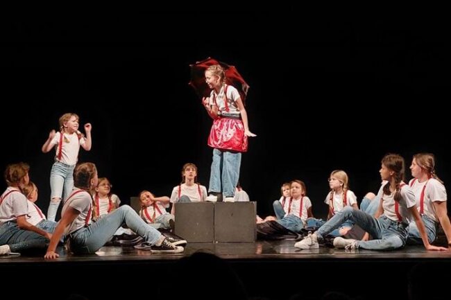 Grupa teatralna I MORELE BĘC! podczas festiwalowego występu