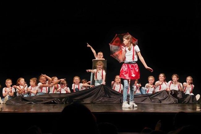 Grupa teatralna I MORELE BĘC! podczas festiwalowego występu