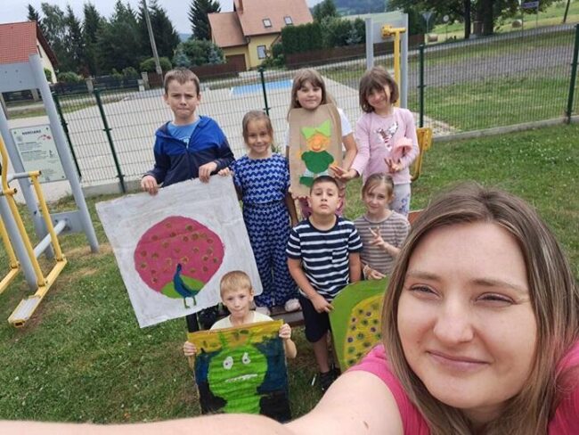 Dzieci i Pani instruktorka ze świetlicy w Borównie