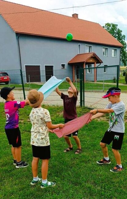 Dzieci na świetlicy w Witkowie grają w balonową siatkówkę