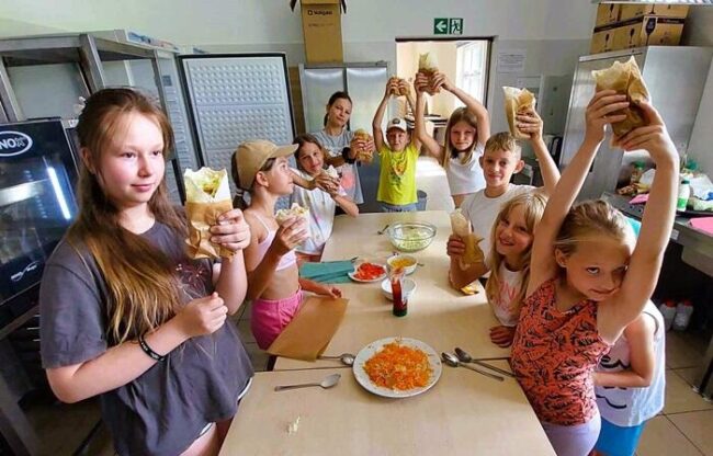 Dzieci na świetlicy w Grzędach przygotowują tortille