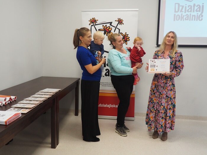 Członkowie grupy nieformalnej z Czarnego Boru, odbierają nagrodę pieniężną na projekt.