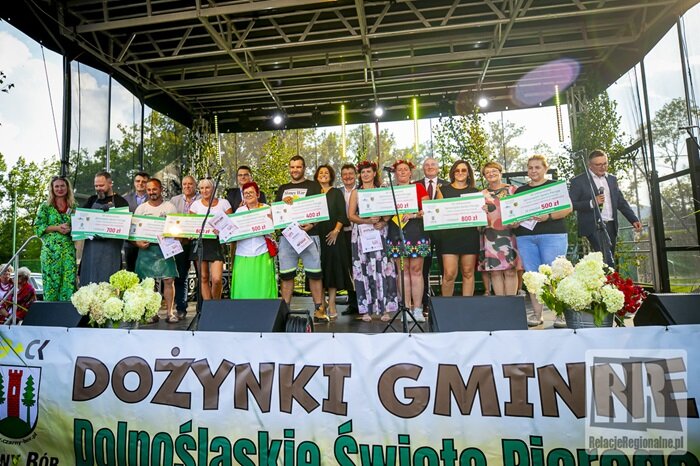 Laureaci konkursów na scenie podczas dożynek i święta pieroga w Czarnym Borze