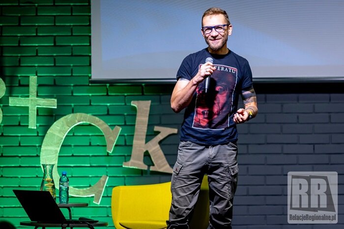 Przemek Kossakowski na scenie B+CK