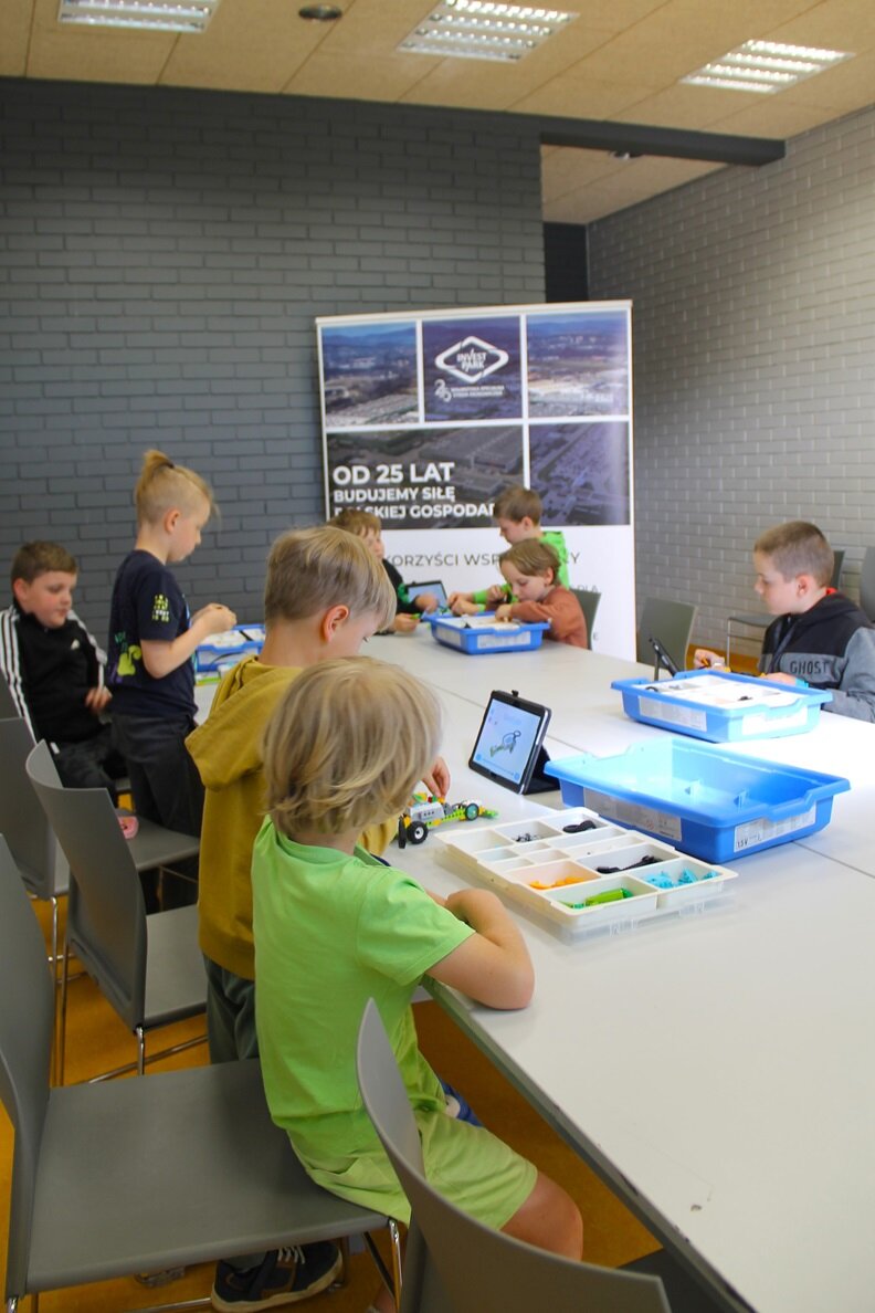 DZIECIAKI BUDUJĄ ROBOTY NA PODSTAWIE OPISU NA TABLECIE