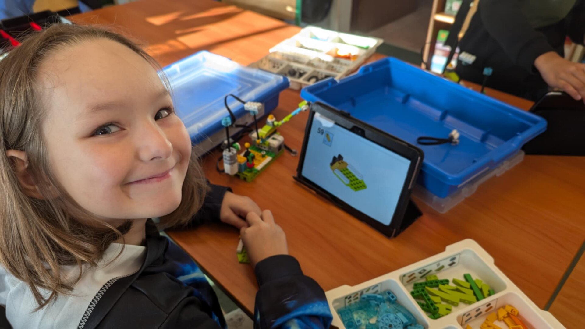 DZIEWCZYNKA PRZED NIĄ TABLET