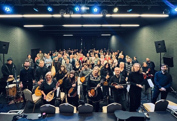 Ziębicka Orkiestra Mandolinistów na wspólnym zdjęciu z widownia