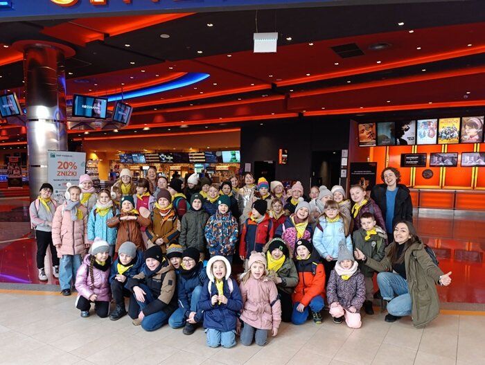 Dzieci podczas wyjazdu do Cinema City w Wałbrzychu