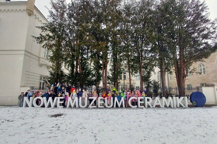 Dzieci uczestniczące w wycieczce do Muzeum Ceramiki w Bolesławcu