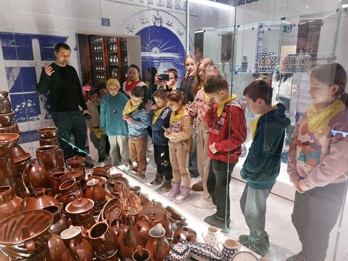 Dzieci oglądające wystawę podczas wycieczki do Muzeum Ceramiki w Bolesławcu