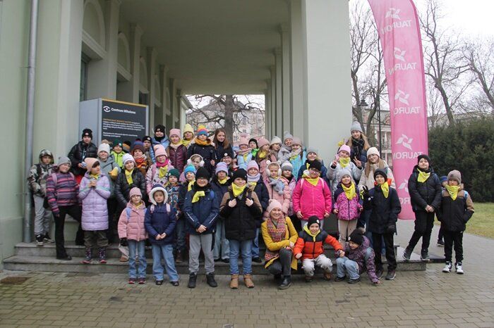 Dzieci przed budynkiem Centrum Witelona w Legnicy