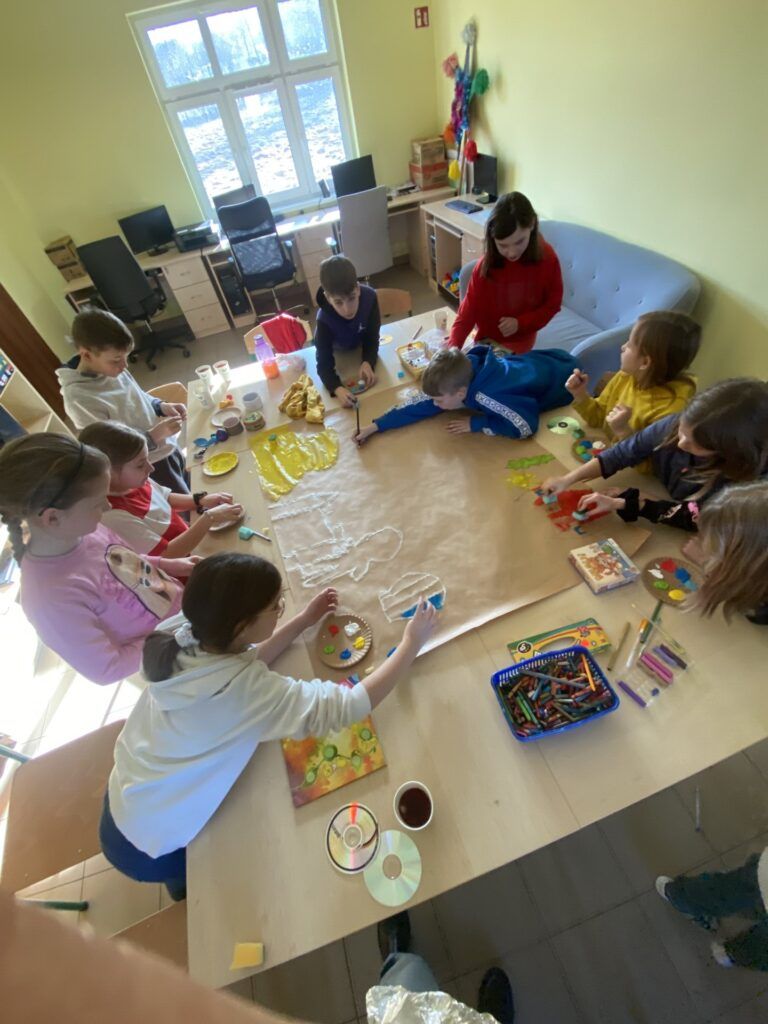 Zajęcia plastyczne podczas ferii zimowych na świetlicy w Grzędach