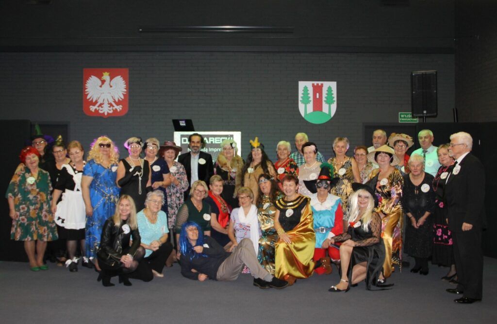 GRUPA STUDENTÓW UTW POZUJE DO KARNAŁOWEGO ZDJĘCIA