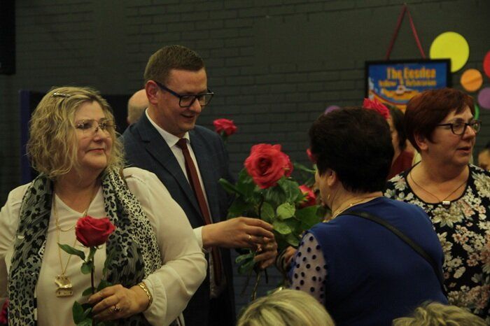 Skarbnik Gminy Czarny Bór rozdaje kwiaty z okazji Dnia Kobiet