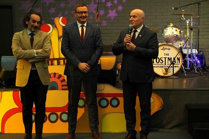 Skarbnik, Wicewójt i Wójt Gminy składaja Paniom życzenia z okazji Dnia Kobiet