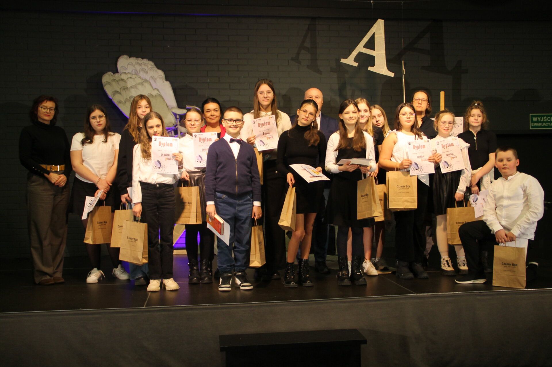 UCZESTNICY KONKURSU, JURY ORAZ WÓJT GMINY