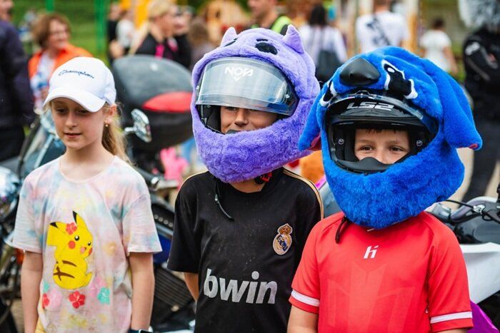 Dzieci z pluszowymi kaskami motocyklistów na Gminnym Dniu Dziecka
