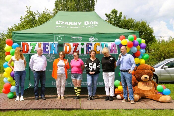 Wójt Gminy, radni i dyrektorzy instytucji oficjalnie otwierają Gminny Dzień Dziecka w Grzędach