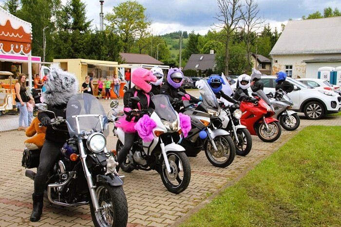 Pokaz motocykli podczas Gminnego Dnia Dziecka w Grzędach