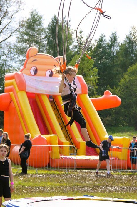 Dziewczynka skacze na trampolinach